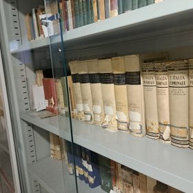 Uno scaffale di libri antichi